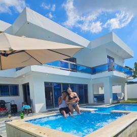VillaGuerra-Piscina-Billar-BBQ-WiFi-Cozy-3Br-5Bds-7Pax, hotel en Guerra