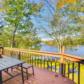 Walk to Beach: Arrowhead Lake Home, hotel u gradu Pocono Lake