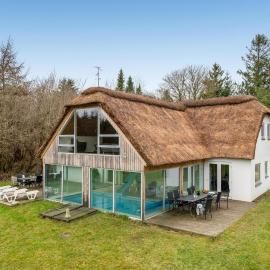 Large Pool House For 20 People, On A Large Natural Plot With Associated Forest Area, hotel en Brande