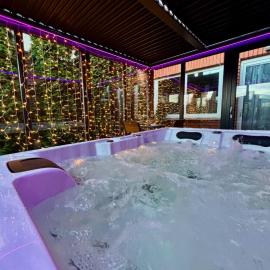 Apartament "Love Island" Jacuzzi SPA z dużą wanną z hydromasażem dla Dwojga, hotel in Gniezno