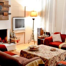 Elegant Stone Mansion in Historic Mystras, hotell sihtkohas Mistras