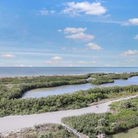 Elegant beachfront condo in private community, hotel in Marco Island