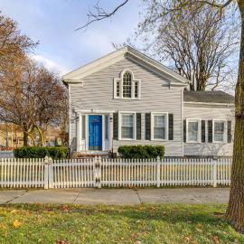 1 Block to Downtown Adrian: Spacious Home!, hotelli kohteessa Adrian