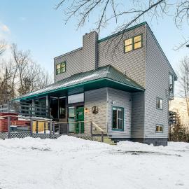 11 Mi to Sugarbush: Eclectic Ski House w/ Hot Tub!