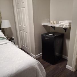 Two-Bedroom Home Private Parking 25 min to NYC，提內克的飯店