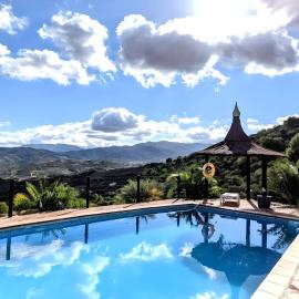 Ground floor apartment "CEZANNE", with spectacular pool in rural holiday park FINCA EL MORALEJO, hotel en Tolox