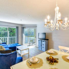 Walk to Beach: Home w/ Porch on Anna Maria Island!, hotel in Holmes Beach