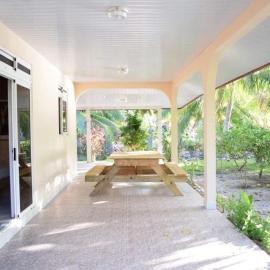 Chez Simone - Maison bord de mer: Rangiroa şehrinde bir otel