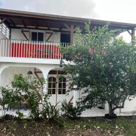 Bercé Par Le COCOTIER Meublé 2 chambres, hotel in Le Moule