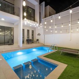 Amazing Private Pool 4 Bedroom House - Damac Hills 2 Dubai Land, Hotel in Dubai