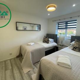 Aisiki Living at Hayes, 3-Bedroom, Pet-Friendly House with Garden, Single or Double Beds, with Free WiFi and Parking Space