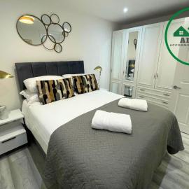 Aisiki Living at Hayes, 3-Bedroom, Pet-Friendly House with Garden, Single or Double Beds, with Free Wi-Fi and Parking Space