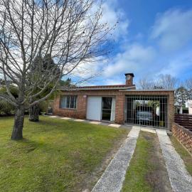 Casa en balneario Costa Azul a 2 cuadras de la playa, hotel i La Floresta