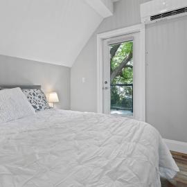 ENTIRE 1 BEDROOM APARTMENT ACROSS FROM GOOGLE - br5, hôtel à Kitchener