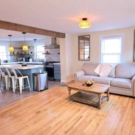 Cozy Coastal Cottage, hotel a New London
