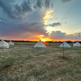 Glamping at Beltie Park, hotel a Targoora