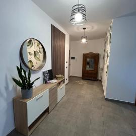 4 Piano Apartment, hotel in Laveno-Mombello