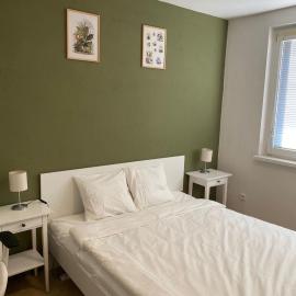 Cozy, bright room with free parking