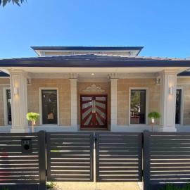 New Spacious Luxury 5 Bedroom Mansion in Unley، فندق في Unley