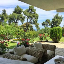 Green, White & Guest Houses by Dimitrios Ballas in Kriopigi, Halkidiki, Greece, hotel in Kriopigi
