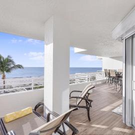 Somerset three-bedroom end unit beachfront condo, hotel in Marco Island
