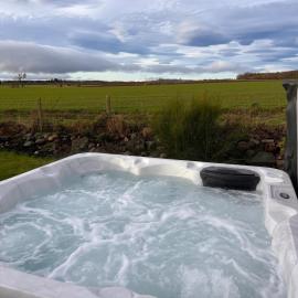 Luxury 3 bedroom country cottage with hot tub