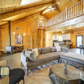 5 Mi to Dtwn Dripping Springs: Cabin w/ Jacuzzi!, hotel in Dripping Springs