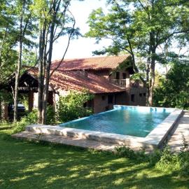 Casa completa con piscina y quincho en Ascochinga, 4 habitaciones, zona golf, hotel a Ascochinga