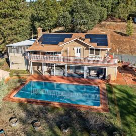 Jackson Escape w/ Hot Tub & Mtn Views!, hotel in Jackson