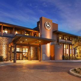 Sheraton Redding Hotel at the Sundial Bridge，雷丁的飯店