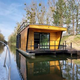 Haus Boat LIBERTY، فندق في Murowaniec