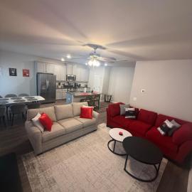 Winder में, होटल Stay in a brand new townhome in Winder!