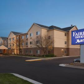 Fairfield Inn & Suites Youngstown Boardman Poland، فندق في بولاند