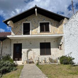 Stone Villa Ballabanec Kruje، فندق في كرويه