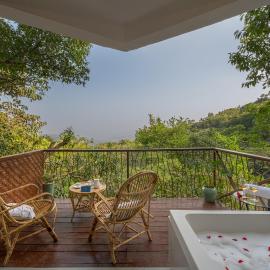 Viesnīca SaffronStays Raanwaara Luxe - 2BR villa with dual balcony jacuzzis, infinity swing & private waterfall, luxurious escape pilsētā Āmbavna