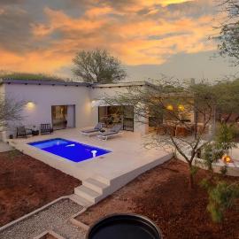 Pillows Luxury Safari Villa, Wood-Fired Hottub, Giraffe-Feeding-Tower, Large Private Pool, hotel u gradu Marlot Park
