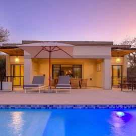 MRLTH Luxury Safari Villa, Close to KNP, Giraffe-Feeding-Tower, Spa-Bath, Boma, hotel u gradu Marlot Park