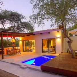 The Suite Luxury Safari Villa, Close to KNP, Starbed, Giraffe-Feeding-Tower, Bush-Bath, hotel in Marloth Park