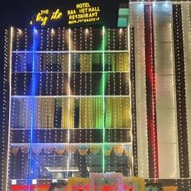 The skylite hotel and banquet hall, hotel em Ara