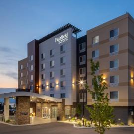 Fairfield Inn & Suites by Marriott Salmon Arm, хотел в Самон Арм