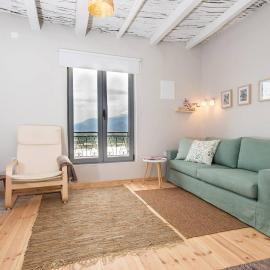 Schefflera Apartment, with Mountain View، فندق في Kousés