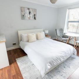 Beautiful en-suite room in a house with free on-street parking!, hotell i Plumstead