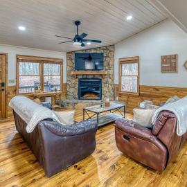 Cozy Cabin With Hot Tub, Grill, Fire Pit & Game Room, hotel i Blue Ridge