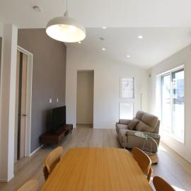 Newly built two-story house! 2 minutes to the station, parking lot, easy access to Disneyland, close to restaurants and shops!, hotel v destinaci Čiba