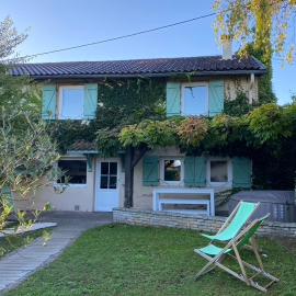 Charly में, होटल La Petite Maison, jardin et jacuzzi, proche de Lyon