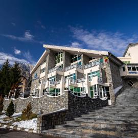 Hotel Alexandros Busteni by Genco & Restaurant Miorita, hotel in Buşteni