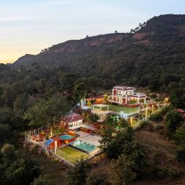 StayVista at The Redstone Villa with Bar, Lawn & Pool，戈爾哈布爾的飯店