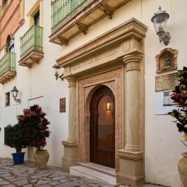 Apartamentos Turísticos Casa de La Borrega: Estepona'da bir otel