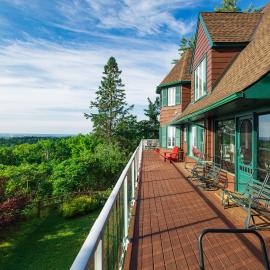 Far Horizons Luxury Vacation Home, hotel em Montebello