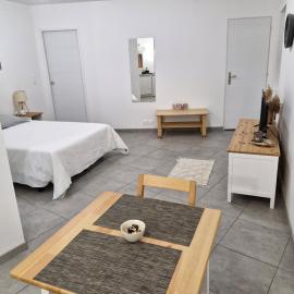 Logement confortable au cœur d'un village paisible, hotel em Douvres